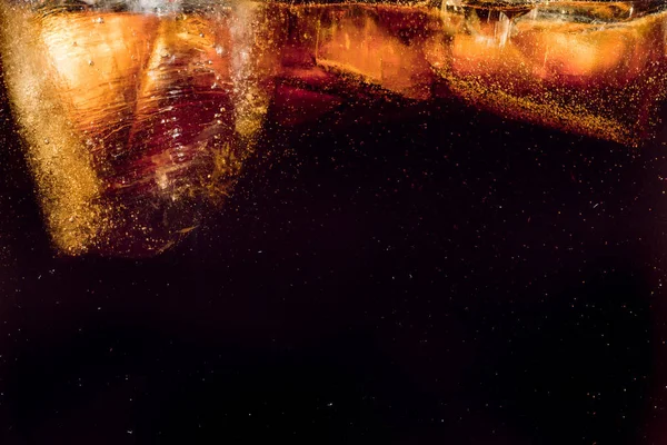 Κλείστε θέα από τα παγάκια σε σκούρο φόντο Cola — Φωτογραφία Αρχείου