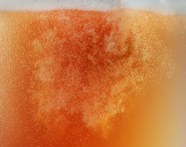 Vista de cerca de burbujas flotantes en textura de cerveza sin filtrar — Foto de Stock