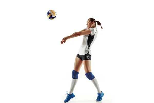 Ung kvinnlig volleybollspelare isolerad på vit Studio bakgrund — Stockfoto