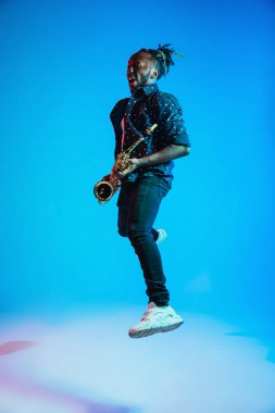 Saksafon çalan afrikalı-amerikalı genç caz müzisyeni