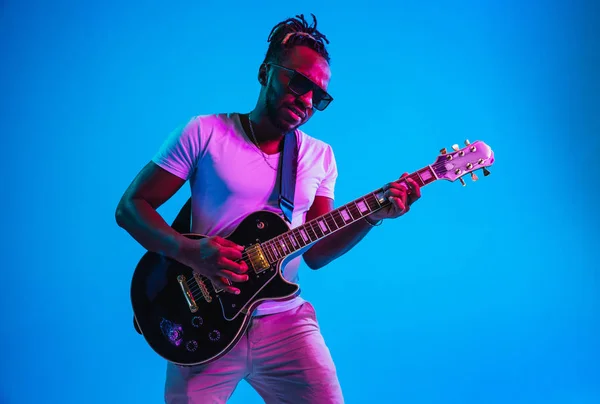 Mladý africko-americký jazzový hudebník hrající na kytaru — Stock fotografie