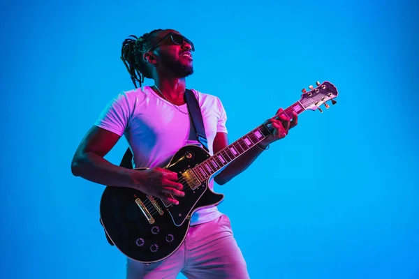 若いアフリカ系アメリカ人ジャズミュージシャンがギターを弾く — ストック写真