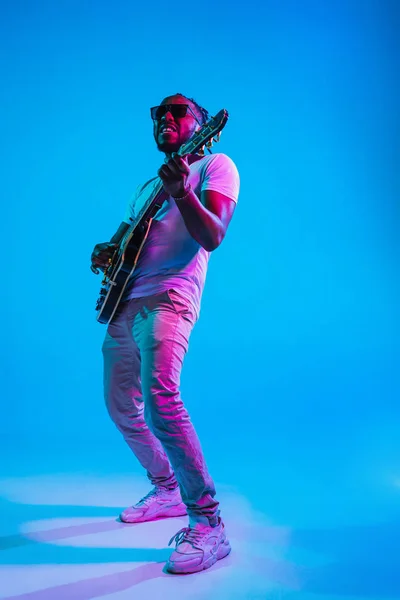 Joven músico afroamericano de jazz tocando la guitarra — Foto de Stock