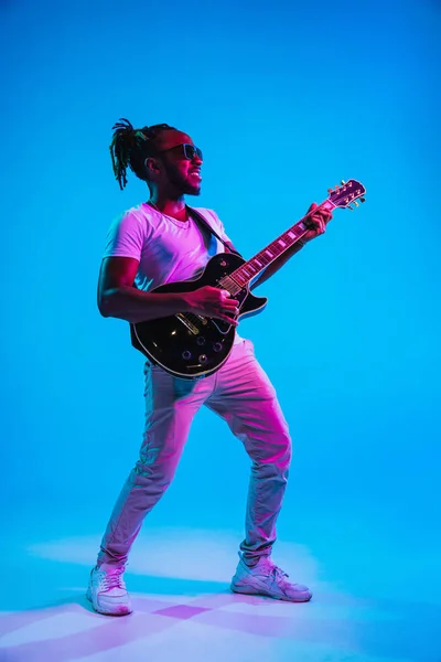 Joven músico afroamericano de jazz tocando la guitarra — Foto de Stock