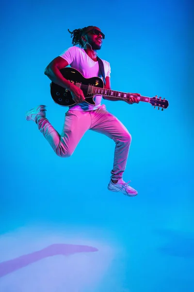 Jovem músico de jazz afro-americano tocando guitarra — Fotografia de Stock