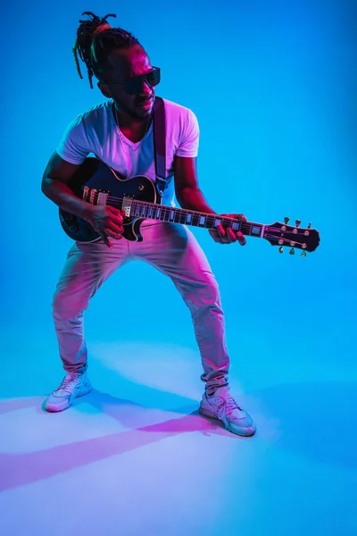 Joven músico afroamericano de jazz tocando la guitarra —  Fotos de Stock