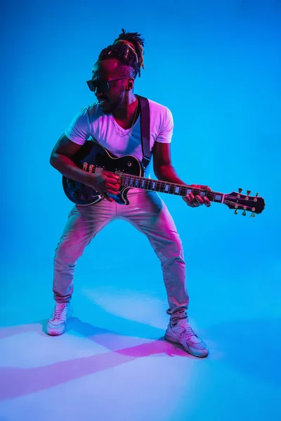 Joven músico afroamericano de jazz tocando la guitarra — Foto de Stock