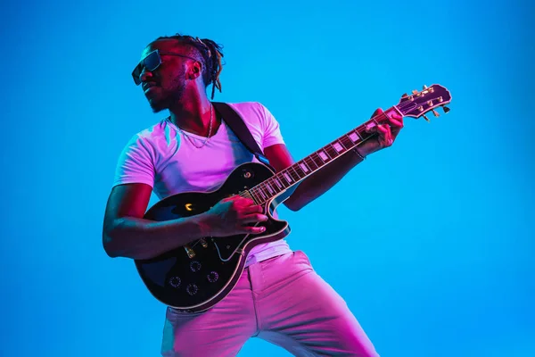 Joven músico afroamericano de jazz tocando la guitarra — Foto de Stock