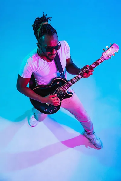 Jovem músico de jazz afro-americano tocando guitarra — Fotografia de Stock