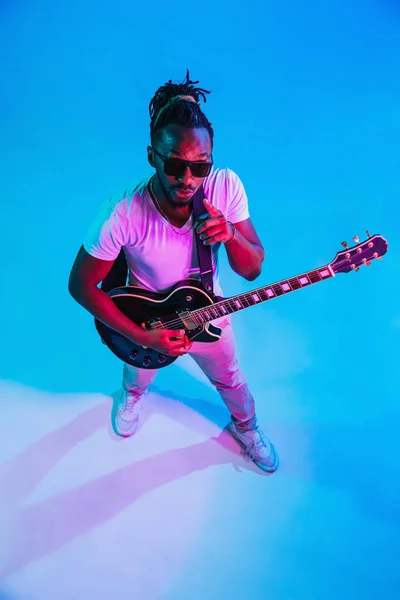 Joven músico afroamericano de jazz tocando la guitarra — Foto de Stock