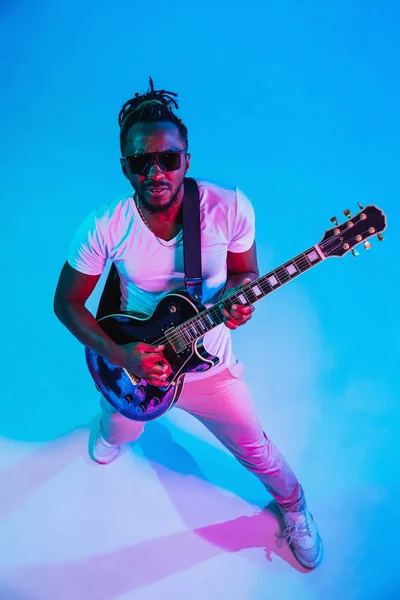 Joven músico afroamericano de jazz tocando la guitarra —  Fotos de Stock