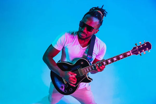 Joven músico afroamericano de jazz tocando la guitarra — Foto de Stock