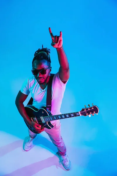 Jovem músico de jazz afro-americano tocando guitarra — Fotografia de Stock