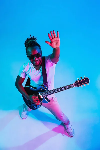 Joven músico afroamericano de jazz tocando la guitarra — Foto de Stock