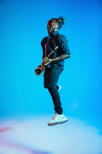 Młody afro-amerykański muzyk jazzowy grający na saksofonie — Zdjęcie stockowe