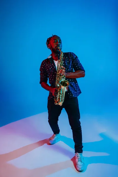 Joven músico afroamericano de jazz tocando el saxofón — Foto de Stock