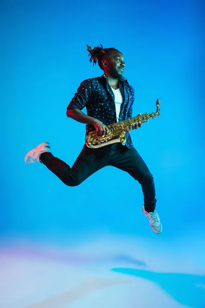 Joven músico afroamericano de jazz tocando el saxofón — Foto de Stock