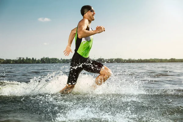 Triatleta profissional nadando em rios de águas abertas — Fotografia de Stock