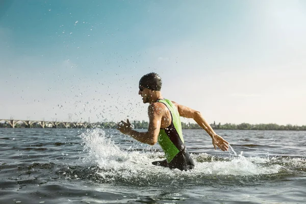 Triatleta profissional nadando em rios de águas abertas — Fotografia de Stock