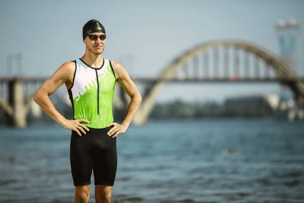 Professionele triatleet zwemmen in rivieren open water — Stockfoto