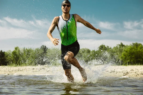 Профессиональный триатлонист плавающий в реках — стоковое фото