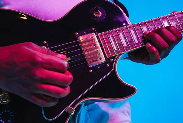 Joven músico afroamericano de jazz tocando la guitarra — Foto de Stock