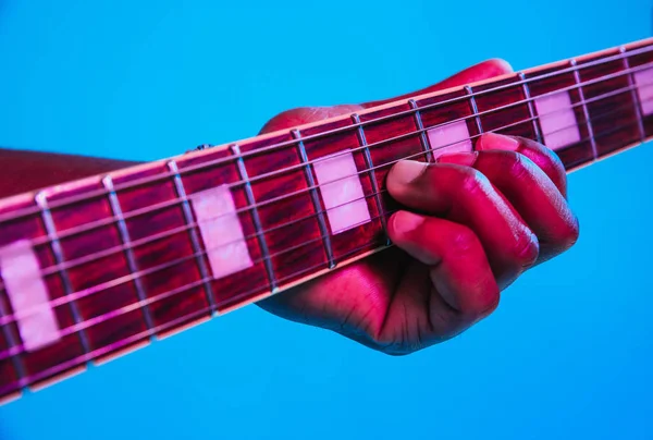 Jovem músico de jazz afro-americano tocando guitarra — Fotografia de Stock