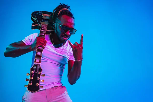 Joven músico afroamericano de jazz tocando la guitarra — Foto de Stock