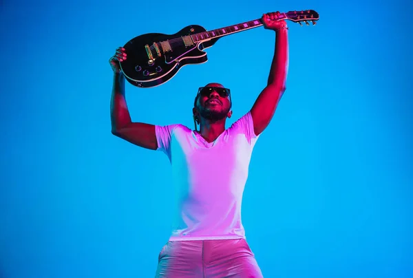 Joven músico afroamericano de jazz tocando la guitarra — Foto de Stock