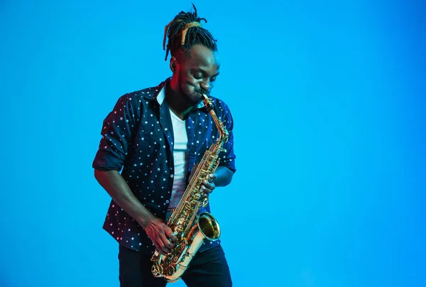 Joven músico afroamericano de jazz tocando el saxofón — Foto de Stock