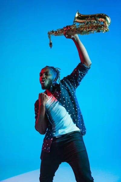 Młody afro-amerykański muzyk jazzowy grający na saksofonie — Zdjęcie stockowe