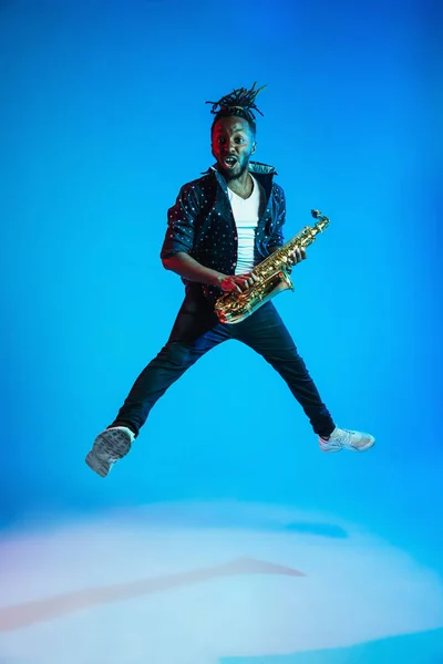 Joven músico afroamericano de jazz tocando el saxofón — Foto de Stock