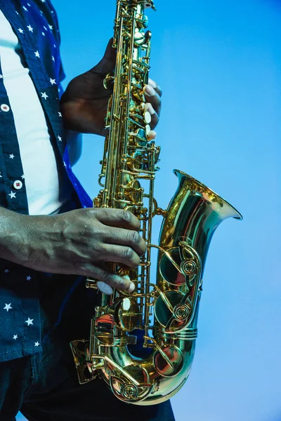 Mladý afroamerický jazzový hudebník hrající na saxofon — Stock fotografie