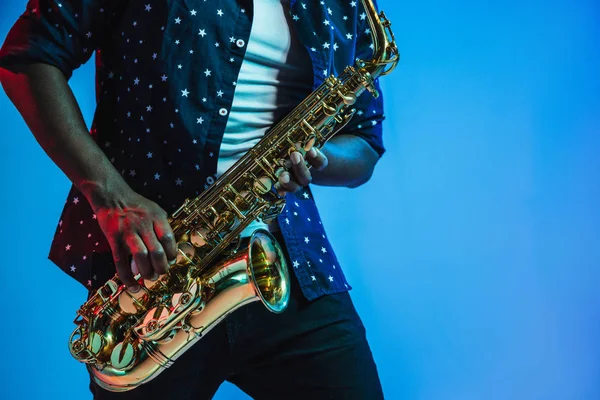 Joven músico afroamericano de jazz tocando el saxofón —  Fotos de Stock