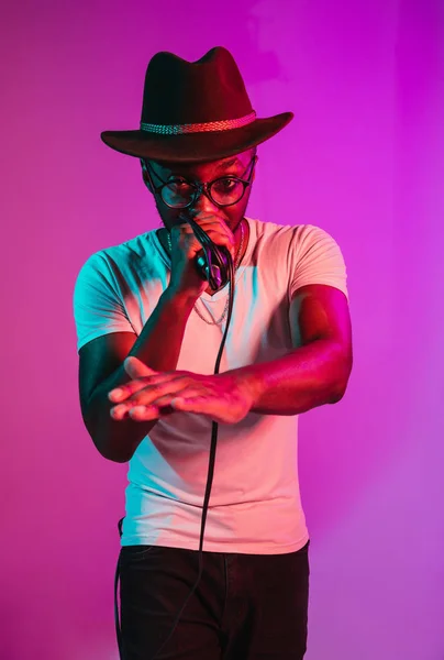 Jovem músico de jazz afro-americano cantando uma canção — Fotografia de Stock