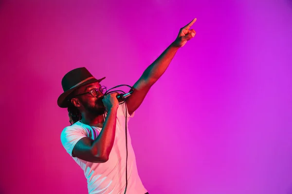 Joven músico afroamericano de jazz cantando una canción — Foto de Stock