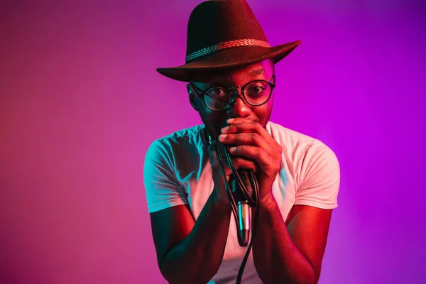 Joven músico afroamericano de jazz cantando una canción —  Fotos de Stock