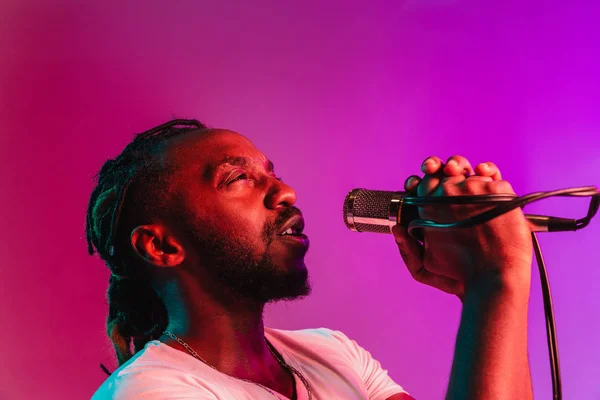 Joven músico afroamericano de jazz cantando una canción — Foto de Stock