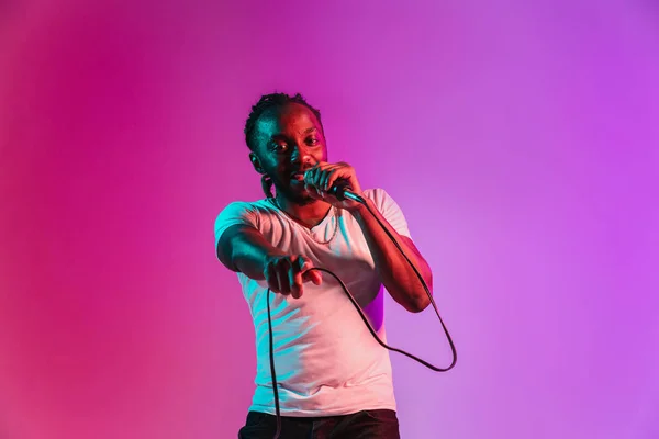 Νέος Αφρο-Αμερικανός μουσικός τζαζ που τραγουδά ένα τραγούδι — Φωτογραφία Αρχείου