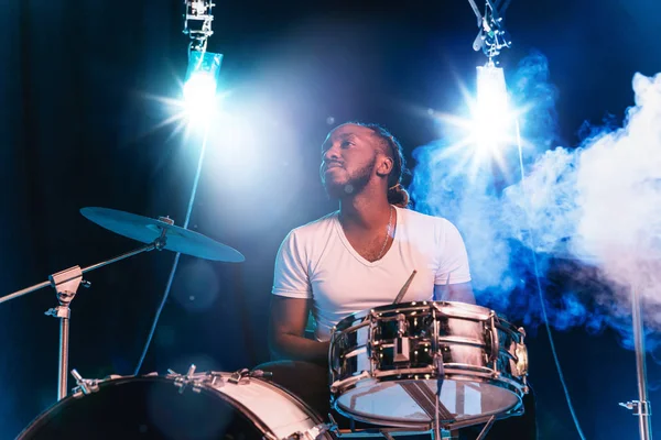 Joven músico afroamericano de jazz tocando la batería — Foto de Stock