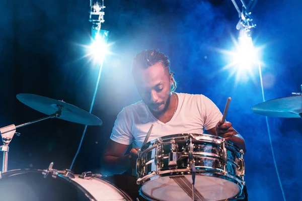 若いアフリカ系アメリカ人ジャズミュージシャンがドラムを演奏 — ストック写真