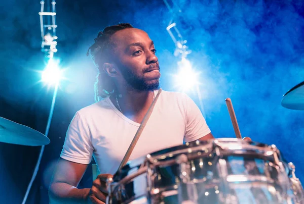 Joven músico afroamericano de jazz tocando la batería —  Fotos de Stock