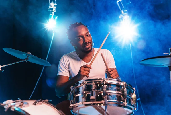 Joven músico afroamericano de jazz tocando la batería — Foto de Stock