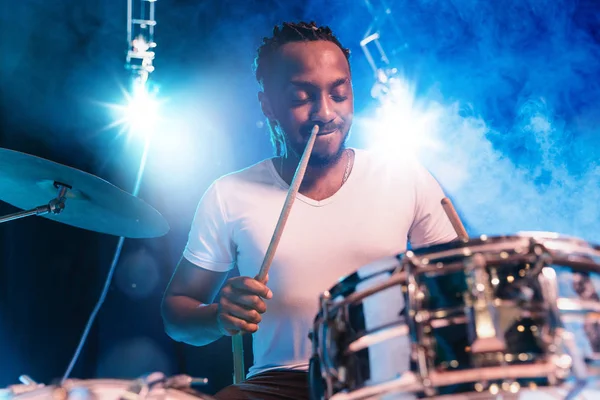 Joven músico afroamericano de jazz tocando la batería — Foto de Stock