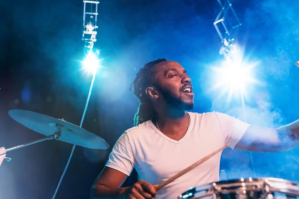 Junger afrikanisch-amerikanischer Jazzmusiker spielt Schlagzeug — Stockfoto