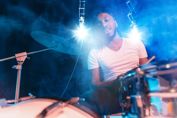 Ung afrikansk-amerikansk jazzmusiker som spelar trummor — Stockfoto