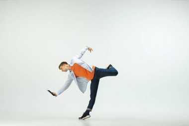 Adam ofiste çalışan ve stüdyo arka plan üzerinde izole atlama