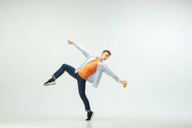 Adam ofiste çalışan ve stüdyo arka plan üzerinde izole atlama