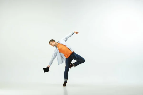 사무실에서 일하고 스튜디오 배경에서 고립 된 점프하는 남자 — 스톡 사진