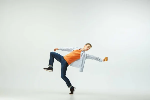 Hombre trabajando en la oficina y saltando aislado en el fondo del estudio — Foto de Stock